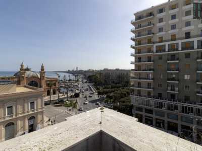 Di fronte a noi l�ex Mercato del pesce e il Teatro Margherita, con alle spalle il lungomare e il blu dell�Adriatico. Insomma, tutta Bari in un colpo solo, dall�alto di un isolato dalle mille storie